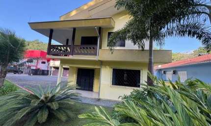 Casa com 2 suítes mais 2 dormitórios com amplo terreno para venda