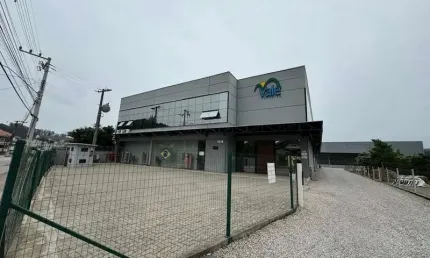 Galpão com 2.240m2, sendo composto por 2 pisos para locação em Brusque