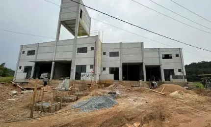 Galpões novos com docas, mezanino e escritório para locação em brusque