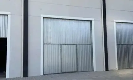 Galpão comercial com 180m2 com amplo pátio para locação em Brusque SC