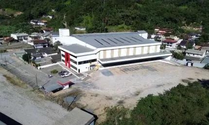Galpão para locação com 4.690m², refeitório, escritório , docas em Gaspar/SC.