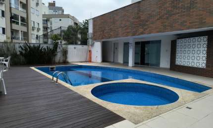 Apartamento a venda com 2 quartos, sendo uma suíte e 2 vagas de garagens no bairro Itacorubi em Florianópolis/SC