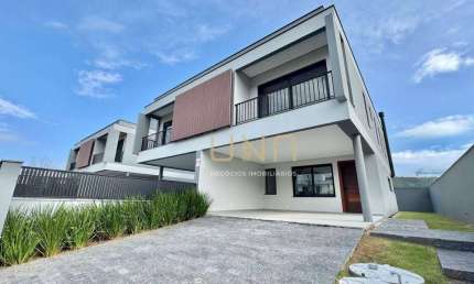 Excelente casa moderna geminada de 03 suítes, com vaga de garagem e quintal privativo.