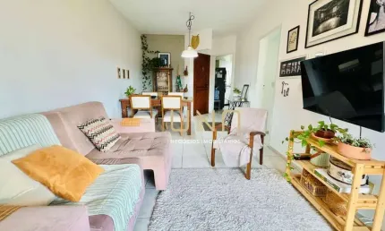 Apartamento de 03 quartos no bairro da Agronômica, 02 vagas de garagem.