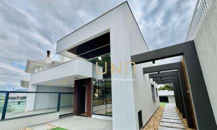 Linda casa em bairro nobre da Palhoça, 03 quartos, vaga de garagem e área externa com piscina e churrasqueira.