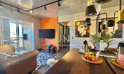 Lindo apartamento de 02 quartos, sacada com churrasqueira e vaga de garagem.