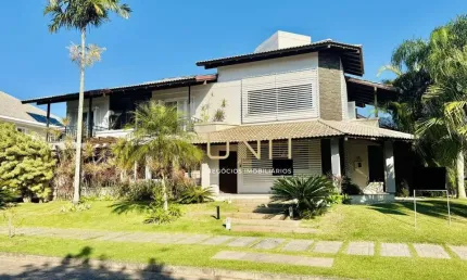 inda casa no bairro de Jurerê, 04 quartos sendo suítes, 02 vagas de garagem.