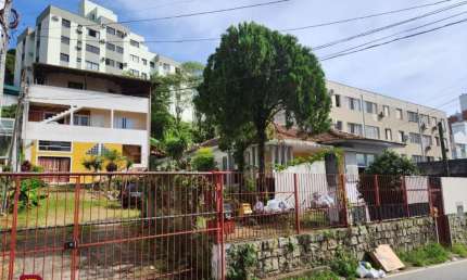 Terreno na Agronômica com viabilidade de construção