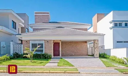 Casa em Condomínio Fechado - Morro das Pedras - Pé na Areia