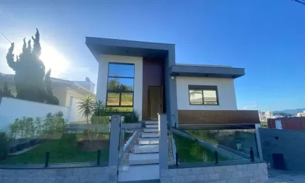 Casa com 03 dormitórios sendo 02 suites no bairro pedra branca em palhoça