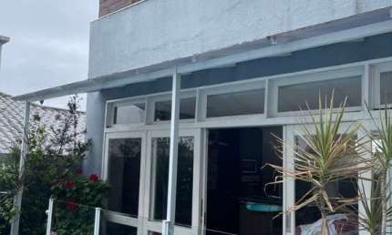 Casa com 04 dormitórios sendo 01 suíte em Coqueiros em Florianópolis