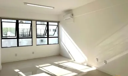 Sala comercial na trindade, trindade center, 24 mts² com vaga rotativa. excelente localização .clima
