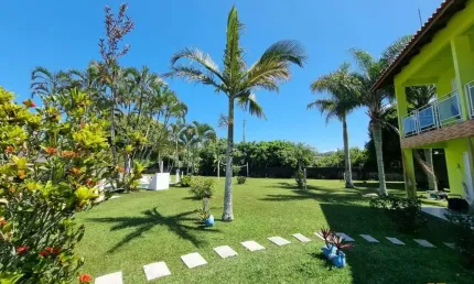 Pousada na Barra da Lagoa com amplo terreno próximo ao mar.