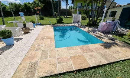 Pousada na Barra da Lagoa com amplo terreno próximo ao mar.