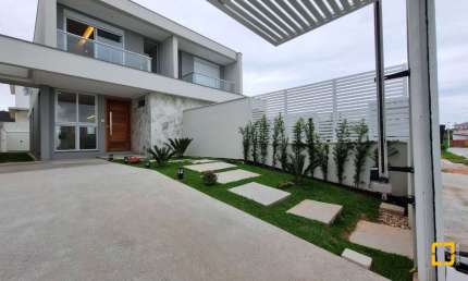Casa nova com 3 quartos sendo 1 suite no Jardim Campeche a poucos metros da praia!!