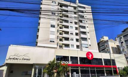 Apartamento com 82m2 de 3 dorm, 1 suíte, 1 wc social, sacada, 1 vaga  no Abraão - Florianópolis
