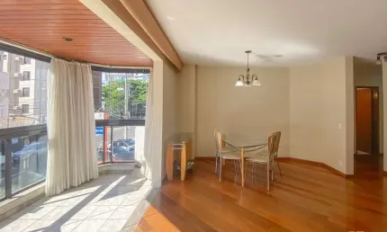 Apartamento de 03 dormitórios sendo 01 suíte no centro de Florianópolis