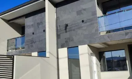 Casa geminada com 03 quartos em forquilha são josé.