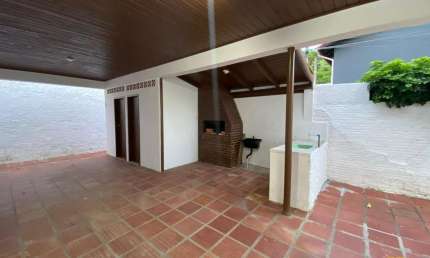 BROGNOLI VENDE-  Casa na quadra do mar no Centrinho dos Ingleses