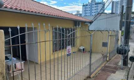 Casa à venda em Barreiros com 4 quartos (2 suítes).