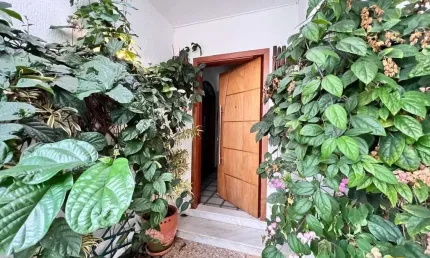 Casa térrea com 3 quartos, suíte, 4 vagas e piscina no Santa Mônica/Florianópolis