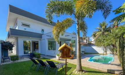 Casa mobiliada - 4 dormitórios - 3 suítes - Pátio com piscina - Jurerê Internacional - Florianópolis