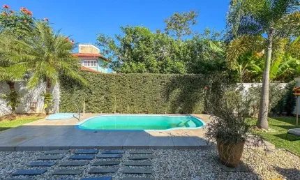Casa mobiliada - 4 dormitórios - 3 suítes - pátio com piscina - jurerê internacional - florianópolis