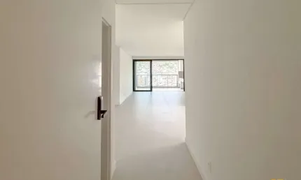 Apartamento novo - 3 dormitórios, sendo 1 suíte - 2 vagas - sacada com churrasqueira - centro - fl