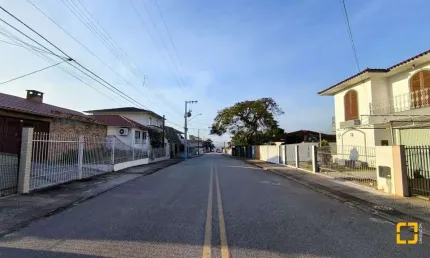 Casa à Venda no Balneário do Estreito em Florianópolis/SC!