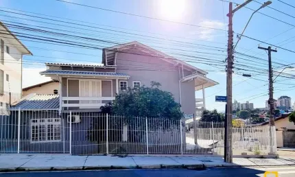 Casa em Capoeiras 04 quatro sendo duas suites com área de 320 m2.