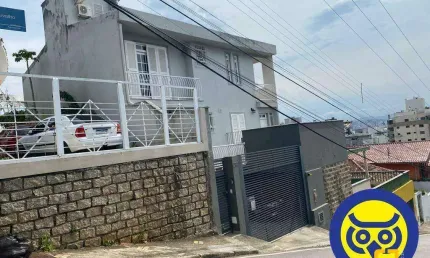 Casa com 4 quartos (1 suíte), para venda com piscina e vista para beira mar.