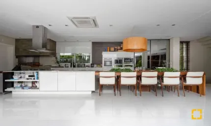Casa de Alto Padrão em Condomínio Fechado - 485 m² | 4 Suítes | Piscina | Cinema | Gourmet Completa