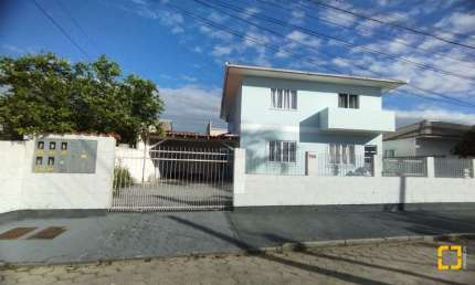 Casa a venda com 5  apartamentos, perfeito para gerar renda no Carianos - Florianópolis/SC