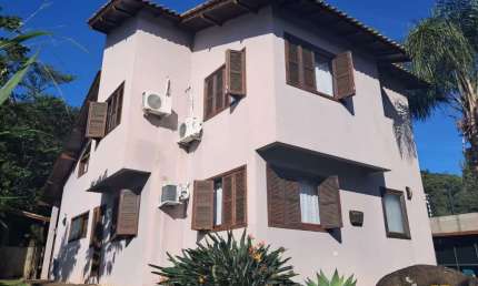 Brognoli Vende - Casa em condomínio fechado  250 metros da praia