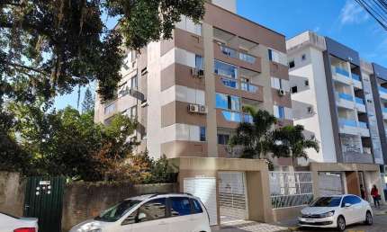Apartamento de 2 quartos com vaga de garagem na Trindade.