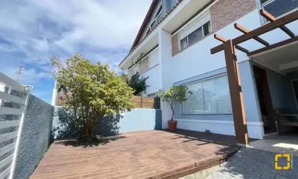 Casa à venda no Balneário Açores - 3 dormitórios (1 suíte) + sótão