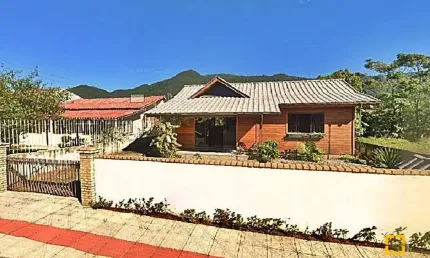 Casa em madeira próxima ao mar  na  Praia de Fora Palhoça