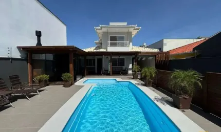 Casa á venda com 3 dormitórios, 2 suítes, 200 m², picina, R$ 1.484.000,00 em Barreiros/ S.José - SC