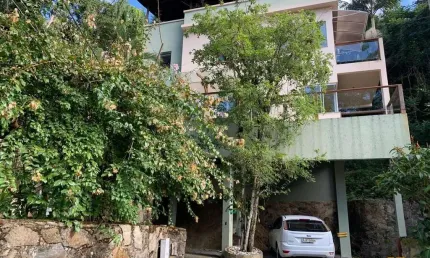 Casa espaçosa , com iluminacão natural perfeita e uma vista de cinema.