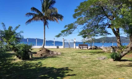 Casa frente mar pé na areia à venda na Enseada de Brito, Palhoça - SC