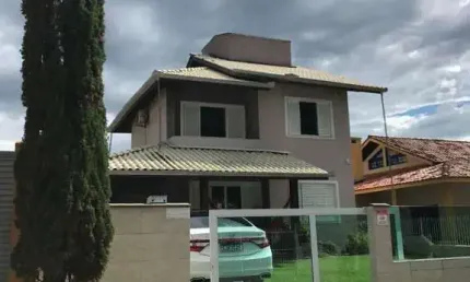 Casa com 3 quartos e 154m² à venda nos Açores por R$ 1.600.000