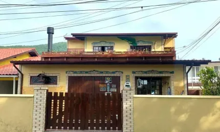 Casa 4 dormitórios sendo um térreo, 2 salas, cozinha planejada, deck parte superior, 300 mts praia.