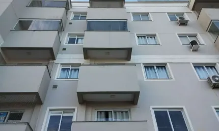 Apartamento com 2 quartos sendo 1 suíte no bairro aririú