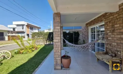 Casa em condomínio fechado, viva em meio as montanhas e próximo as melhores praias de florianópolis.
