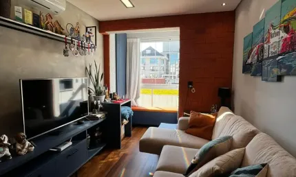 Apartamento semi-mobiliado 02 dormitórios sendo 1 suíte