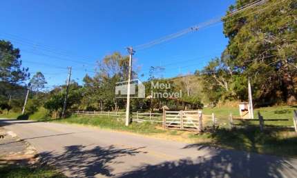 Sitio com 3 hectares -mina de agua- lago - toda cercada- com Casa