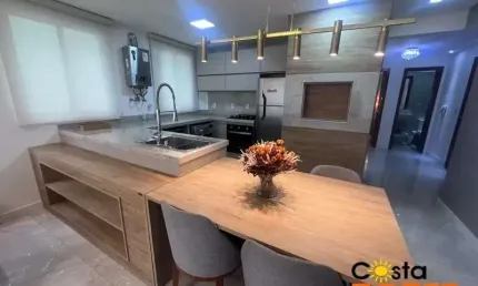 Apartamento mobiliado e decorado no centro de tramandaí