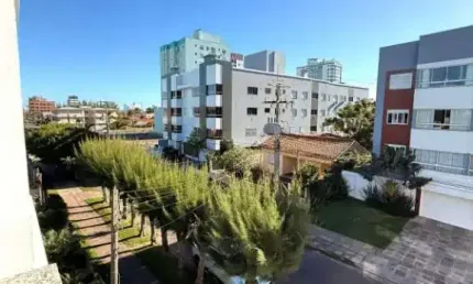 Apartamento mobiliado e decorado no centro de tramandaí