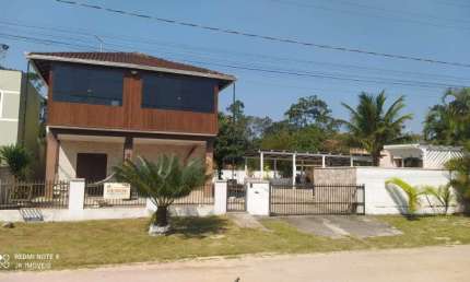 ÓTIMO SOBRADO COM PISCINA E AMPLA ÁREA DE LAZER, A VENDA EM ITAPOÁ-SC