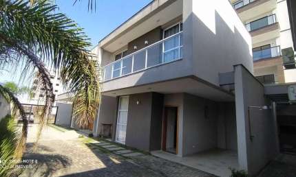 MAGNÍFICO TRIPLEX NO CONDOMÍNIO ILHA DE CAPRI,A VENDA NO BALN.RAINHA DO MAR